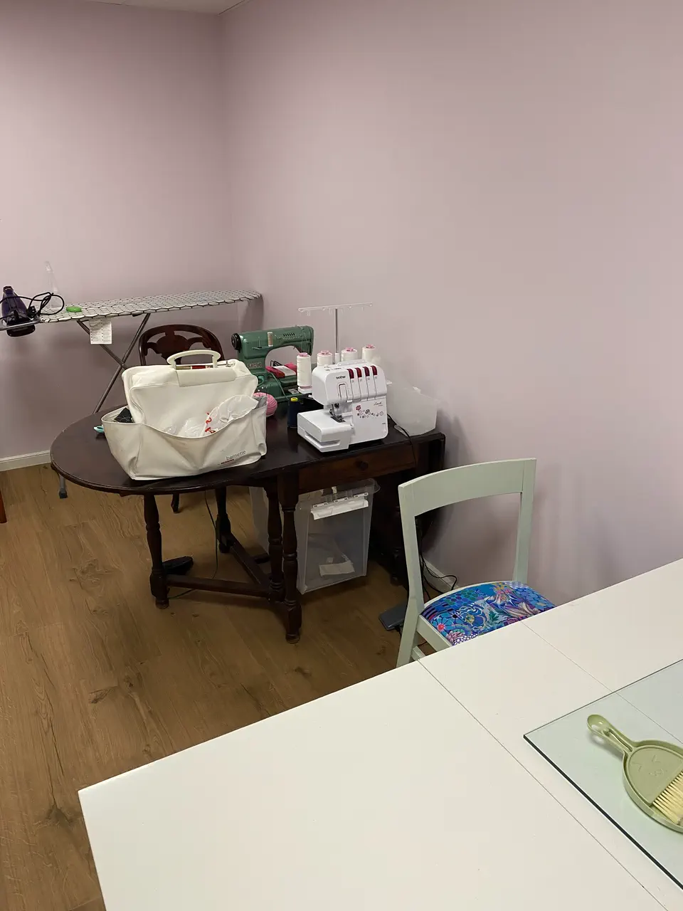 Symaskin, overlock och strykbräda uppställda i textilrummet